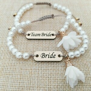 Σετ των 6 βραχιόλια Bride team bride με περλες και πλεξιγκλάς ταυτότητα - 3