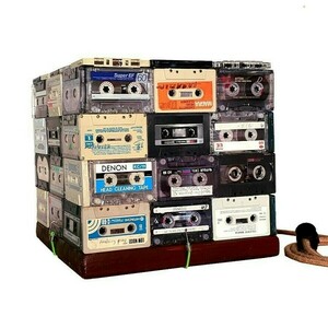 Χειροποίητο Φωτιστικό δαπέδου, κύβος (cube), βάση ξύλου καφέ, vintage κασέτες ήχου (Audio cassettes), υφασμάτινο καλώδιο, 32Χ30Χ32. - πορτατίφ