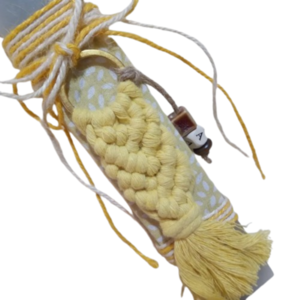 Λαμπάδα πλακέ γκρι αρωματική ( 22 χ 4 εκ. ) με χειροποίητο μακραμέ μπρελόκ από βαμβακερό κίτρινο νήμα - κορίτσι, λαμπάδες, μονογράμματα, για ενήλικες, για εφήβους - 3