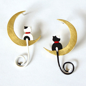 Σκουλαρίκια - Γάτες πάνω στο φεγγάρι - μπρούντζος, ζωάκι, πολύχρωμο, χρωματιστό, για παιδιά, γυναικεία, χειροποίητα, design, fashion, γάτα, φεγγάρι, μοναδικό
