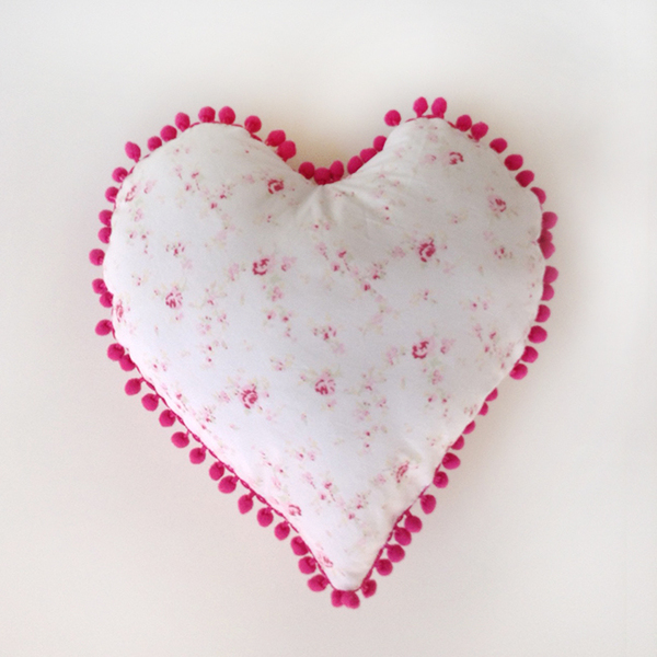 Παιδικό μαξιλαράκι καρδιά ROSES - ύφασμα, διακοσμητικό, καρδιά, κορίτσι, λουλούδια, pom pom, για παιδιά, μαξιλάρια