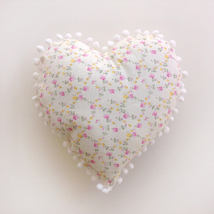 Παιδικό μαξιλαράκι καρδιά LITTLE FLOWERS - ύφασμα, διακοσμητικό, καρδιά, κορίτσι, pom pom, για παιδιά, μαξιλάρια