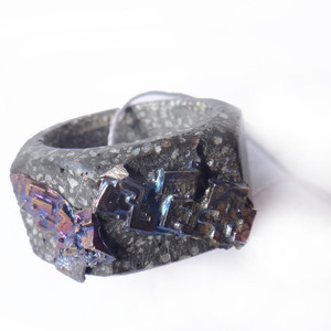Πολιέδρικό Δαχτυλίδι τσιμέντου με κρυστάλλους Βισμούθιου "Παλλάς" - handmade, τσιμέντο, μέταλλο, δαχτυλίδι, χειροποίητα
