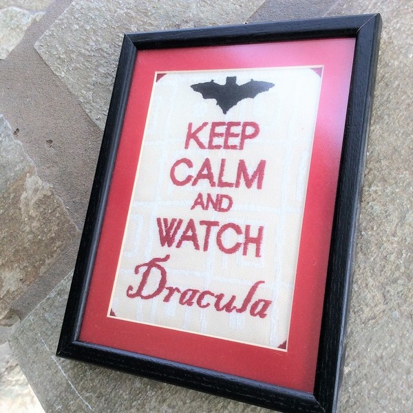Keep Calm and Watch Dracula..Κάδρο με κέντημα! - ύφασμα, διακοσμητικό, ξύλο, πίνακες & κάδρα, σπίτι, αγάπη, κορδόνια, δωμάτιο, δωράκι, ξύλινο, πρωτότυπα δώρα, Black Friday