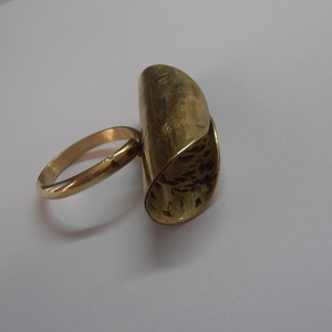 Χειροποίητο δαχτυλίδι με καμπυλωμένο κύκλο. - statement, ιδιαίτερο, ορείχαλκος, δαχτυλίδι, σφυρήλατο, μικρά, μεγάλα, αυξομειούμενα, φθηνά - 3