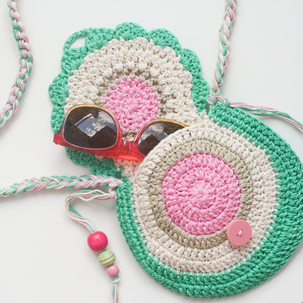 Πλεκτή στρογγυλή τσάντα πράσινη και ροζ με ροζ κουμπί για κορίτσια - βαμβάκι, πλεκτό, κορίτσι, crochet, βελονάκι, τσάντα, χειροποίητα, χάντρες, κουμπί, απαραίτητα καλοκαιρινά αξεσουάρ, για παιδιά, τσαντάκια - 2