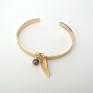 Επίχρυσο βραχιόλι πλακέ με φτερό - επιχρυσωμένα, φτερό, δώρο, μέταλλο, minimal, layering, boho, κομψό, σταθερά, fashion jewelry, χειροπέδες, δώρα για γυναίκες - 2