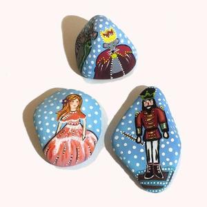 Story stones - Παραμυθόπετρες - Ο Καρυοθραύστης - ζωγραφισμένα στο χέρι, πέτρα, ακρυλικό, πέτρες, παιδί, χριστουγεννιάτικο, δώρα για παιδιά, διακοσμητικά, βότσαλα, επιτραπέζιο διακοσμητικό - 2