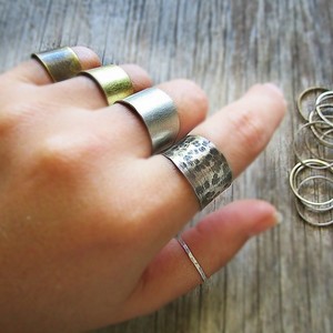 ring band 1.2| χειροποιητο δαχτυλιδι σφυρηλατηση οξειδωση minimal - chic, μονόχρωμες, fashion, vintage, μόδα, ιδιαίτερο, μοντέρνο, ανδρικά, χαλκός, αλπακάς, μέταλλο, χειροποίητα, σφυρήλατο, σφυρήλατο, εντυπωσιακό, minimal, must, unisex, boho, ευκολοφόρετο, διαχρονικό, μπρούντζος, amano, contemporary, μεγάλα, trend, αυξομειούμενα, φθηνά - 4