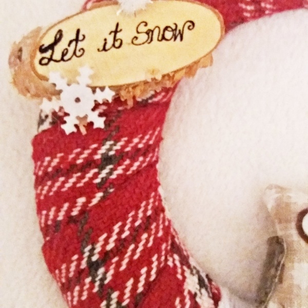 ΝΕW!!! Xειμωνιάτικο στεφάνι "Let it Snow..." - μαλλί, ύφασμα, διακοσμητικό, ξύλο, χειμωνιάτικο, επιτοίχιο, στεφάνια, decor, χειροποίητα, δωράκι, καρό, χριστουγεννιάτικο, unique, gift, διακοσμητικά, χριστουγεννιάτικα δώρα - 3