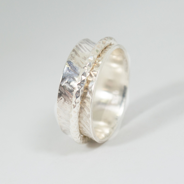Ασημένιο spinner δαχτυλίδι με σφυρήλατη επιφάνεια - δαχτυλίδι, σφυρήλατο, χειροποίητα, μοντέρνο, γυναικεία, δώρα για γυναίκες, ασήμι, ασήμι 925, minimal, μικρά, σταθερά