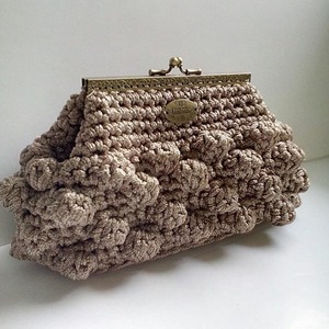 Μπεζ bubble clutch με μπρονζε μεταλλικό κούμπωμα - vintage, clutch, crochet, πλεκτές τσάντες, μικρές - 2
