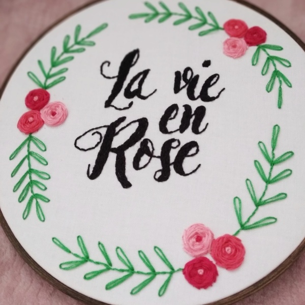 Τελάρο κεντήματος bamboo 23εκ -La vie en rose σε λευκό ύφασμα - πρωτότυπο, τελάρα κεντήματος, κρεμαστά, πρωτότυπα δώρα - 3