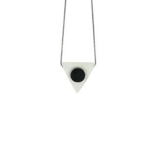 Κρεμαστό τρίγωνο λευκό με μαύρο κύκλο από Ελληνικό μάρμαρο - κοντά, ασήμι, κρεμαστά, elegant, personalised, gift idea, γυναικεία, ιδεά για δώρο, δώρα γενεθλίων, charms