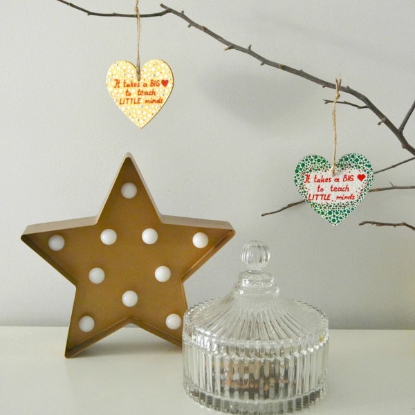 Ξύλινη χριστουγεννιάτικη καρδιά / στολίδι με μήνυμα για δασκάλους, ύψους 8 εκ., ζωγραφισμένη στο χέρι - ξύλο, ζωγραφισμένα στο χέρι, καρδιά, ακρυλικό, είδη διακόσμησης, είδη δώρου, χριστουγεννιάτικο, στολίδια, δώρα για δασκάλες - 4