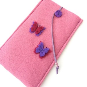 Ροζ θήκη για κινητό με πεταλούδες - ύφασμα, χρωματιστό, ιδιαίτερο, τσόχα, δώρο, πρωτότυπο, χειροποίητα, κουμπί, θήκες, πρωτότυπα δώρα - 2