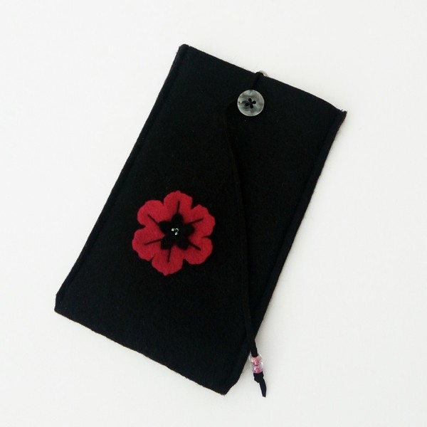 Μαύρη θήκη με λουλούδι για κινητό από τσόχα - ύφασμα, τσόχα, θήκες, λουλούδι