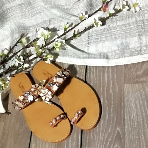 Γυναικεία χειροποιητά σανδάλια σε ρομαντικό στυλ - δέρμα, πέρλες, νυφικά, φλατ, διακοσμητικές πέτρες, slides - 5