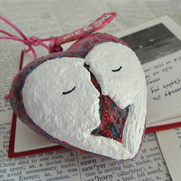 Παπιέ μασέ διακοσμητική καρδιά "Το φιλί" - καρδιά, χαρτί, διακοσμητικά, δώρα αγίου βαλεντίνου - 5