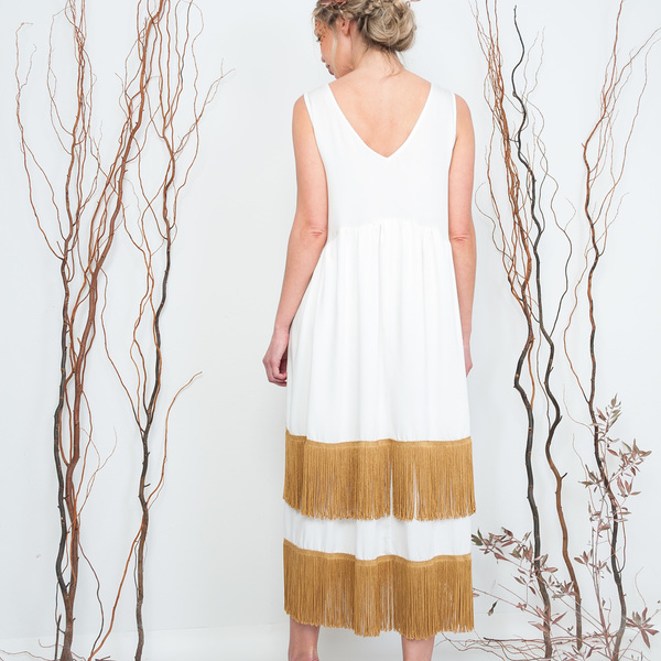 Ilie, μίντι λευκό φόρεμα με χρυσά κρόσσια - αμάνικο, midi, κρόσσια - 4
