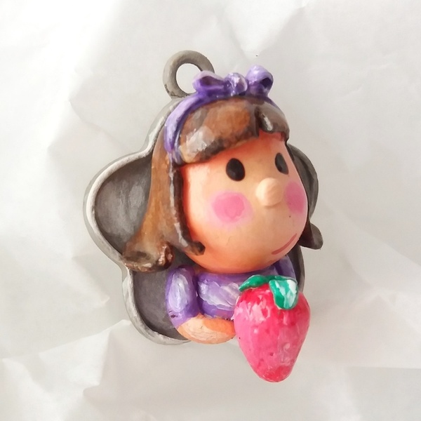 Charm κορίτσι με φράουλα - charms, κολιέ, κρεμαστά, μινιατούρες φιγούρες, υλικά κοσμημάτων
