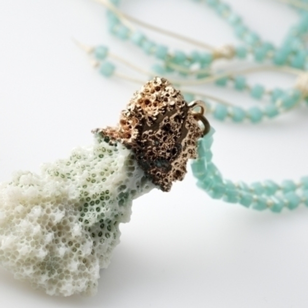 Κολιέ με κοράλλι βεραμάν και κρυσταλλάκια πράσινα - ημιπολύτιμες πέτρες, κοράλλι, μακριά, μακραμέ κούμπωμα