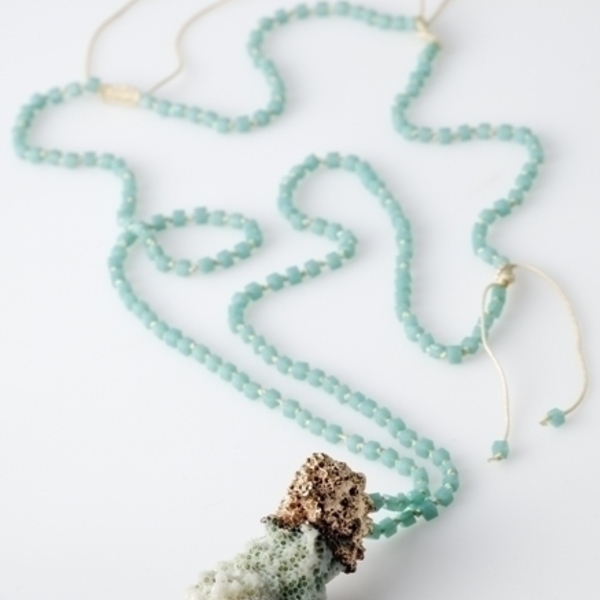 Κολιέ με κοράλλι βεραμάν και κρυσταλλάκια πράσινα - ημιπολύτιμες πέτρες, κοράλλι, μακριά, μακραμέ κούμπωμα - 2