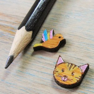"Γάτα και πουλάκι!" - Καρφωτα σκουλαρίκια από ξύλο 1,3 εκ. ζωγραφισμένα στο χέρι, βάση ατσάλι - κορίτσι, δώρο, καθημερινό, καρφωτά, ξύλινα κοσμήματα - 2
