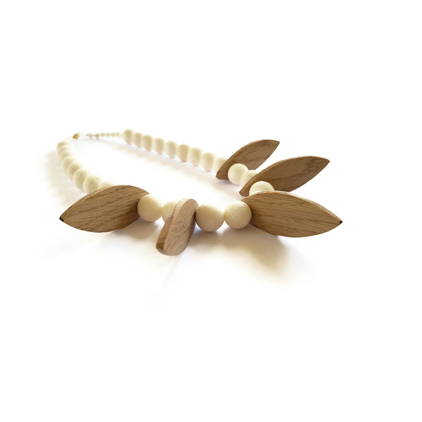 Χειροποίητο κολιέ "Wooden petal white coral necklace". - ημιπολύτιμες πέτρες, ξύλο, ασήμι 925, κοντά, Black Friday, επιχρυσωμένο στοιχείο - 2
