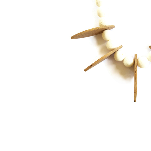 Χειροποίητο κολιέ "Wooden petal white coral necklace". - ημιπολύτιμες πέτρες, ξύλο, ασήμι 925, κοντά, Black Friday, επιχρυσωμένο στοιχείο - 4