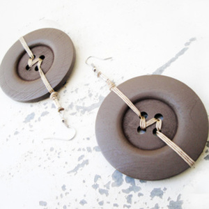 XXL κουμπιά ξύλινα σκουλαρίκια σε μόκα - γυναικεία, γεωμετρικά σχέδια, κρεμαστά, μεγάλα, μεγάλα σκουλαρίκια - 5