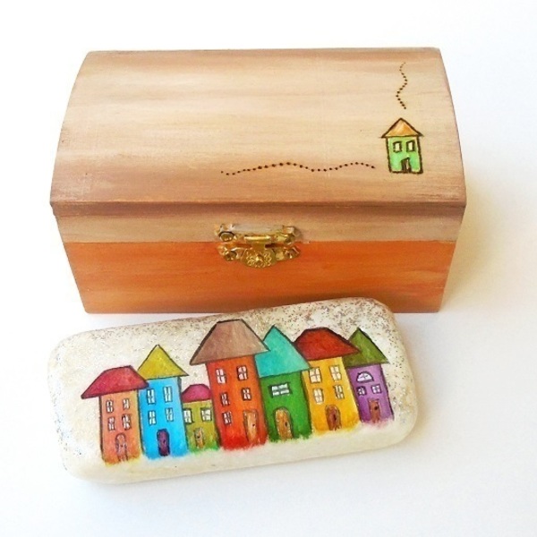 Πέτρα ζωγραφισμένη στο χέρι με σπιτάκια, σε ξύλινο κουτί. - ζωγραφισμένα στο χέρι, δώρο, διακοσμητικές πέτρες