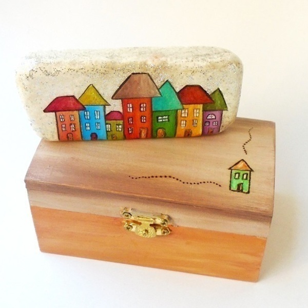 Πέτρα ζωγραφισμένη στο χέρι με σπιτάκια, σε ξύλινο κουτί. - ζωγραφισμένα στο χέρι, δώρο, διακοσμητικές πέτρες - 5
