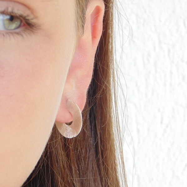 Silver hoop earrings/Πλακέ κρίκοι με καρφάκι σε ασήμι 925 - ασήμι, κρίκοι, μικρά - 2
