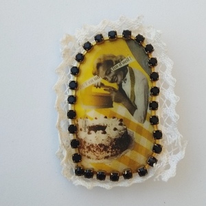 καρφίτσα κίτρινη pin up με δαντέλα και στρας - vintage, σμάλτος, plexi glass - 4