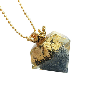 Κομψό μενταγιόν σε σχήμα διαμαντιού με φύλλο χρυσού και πέτρωμα - επιχρυσωμένα, κορώνα, μακριά, μενταγιόν
