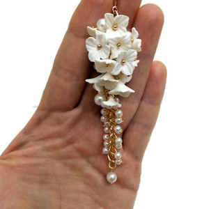 Σκουλαρικια για νυφες ....Σκουλαρίκια από πολυμερικό πηλό σε σχέδιο λουλουδιού σε λευκο χρωμα. 100% Χειροποίητο. - επιχρυσωμένα, πηλός, μακριά, κρεμαστά, νυφικά - 3