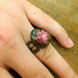 Δαχτυλίδι με αληθινό αποξηραμένο τριανταφυλλάκι - τριαντάφυλλο, χειροποίητα, αποξηραμένα άνθη, αυξομειούμενα - 3