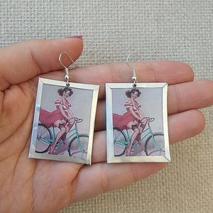 Σκουλαρίκια vintage pin up στυλ γυναίκα σε ποδήλατο από αλουμίνιο - επάργυρα, καθημερινό, must αξεσουάρ, κρεμαστά, μεγάλα, faux bijoux - 3