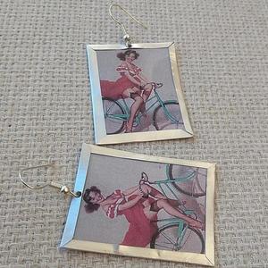 Σκουλαρίκια vintage pin up στυλ γυναίκα σε ποδήλατο από αλουμίνιο - επάργυρα, καθημερινό, must αξεσουάρ, κρεμαστά, μεγάλα, faux bijoux - 4