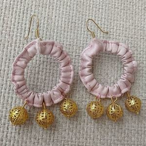 σκουλαρίκια κρίκοι ρόζ nude από ύφασμα με χρυσές χάντρες - κρίκοι, boho, μπρούντζος, faux bijoux, φθηνά - 2