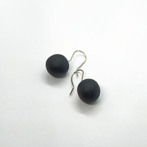 "Dots & Colors" - Μαύρα κρεμαστά minimal σκουλαρίκια από πολυμερή πηλό - ασήμι, ασήμι 925, πηλός, minimal, μικρά, κρεμαστά - 3