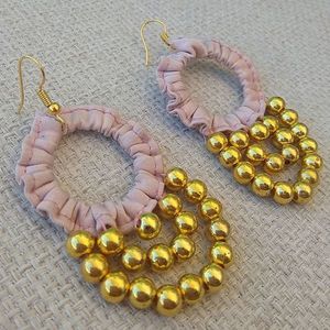 σκουλαρίκια υφασμάτινοι κρίκοι nude ροζ με χρυσές χάντρες - boho, κρεμαστά, μεγάλα, faux bijoux, φθηνά - 3