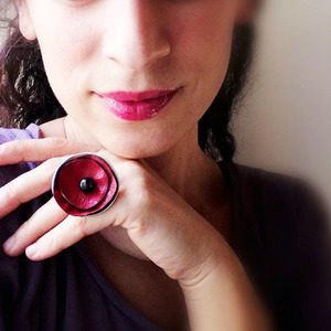 Δερμάτινο κόκκινο δαχτυλίδι με ξύλινή χάντρα (εικαστικό κόσμημα) - δέρμα, χειροποίητα, αυξομειούμενα, φθηνά - 2