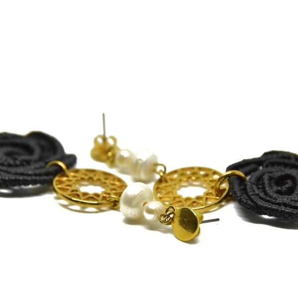 Μακραμέ σκουλαρίκια με μαύρο τριαντάφυλλο - επιχρυσωμένα, μακραμέ, κρεμαστά - 5