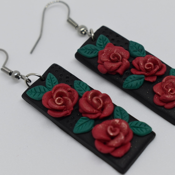 "Τριανταφυλλένια"- Χειροποίητα κρεμαστά σκουλαρίκια μαύρου χρώματος με τριαντάφυλλα από πολυμερικό πηλό (4εκ.) (ατσάλι) - πηλός, λουλούδι, μικρά, ατσάλι, boho, κρεμαστά, γάντζος - 4