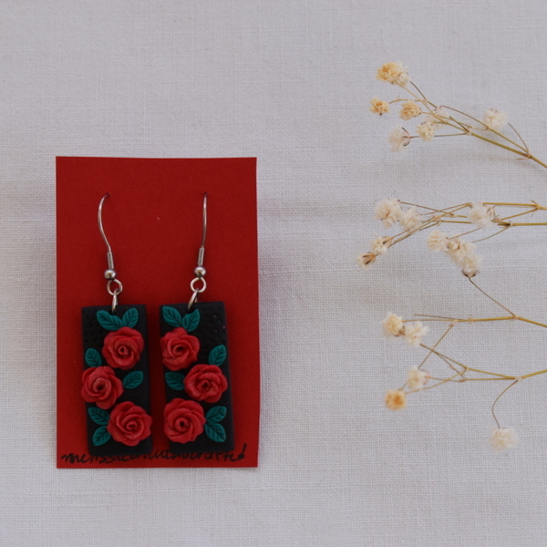"Τριανταφυλλένια"- Χειροποίητα κρεμαστά σκουλαρίκια μαύρου χρώματος με τριαντάφυλλα από πολυμερικό πηλό (4εκ.) (ατσάλι) - πηλός, λουλούδι, μικρά, ατσάλι, boho, κρεμαστά, γάντζος - 2