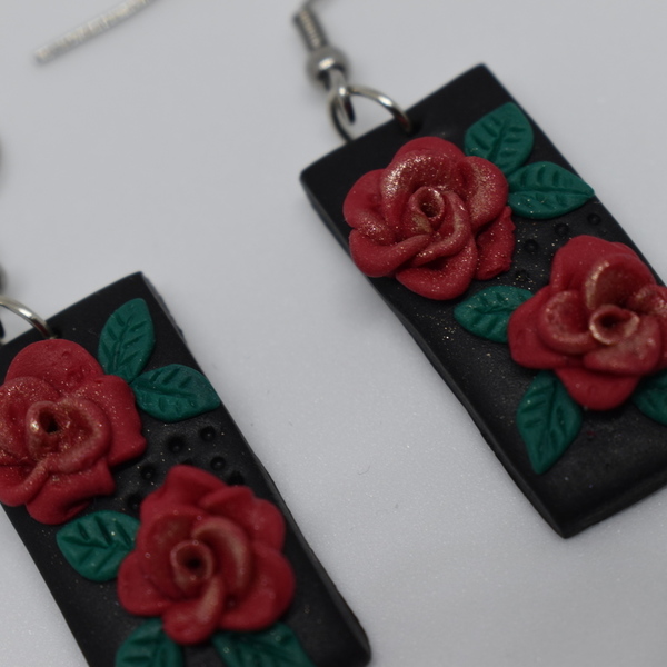 "Τριανταφυλλένια"- Χειροποίητα μικρά κρεμαστά σκουλαρίκια μαύρου χρώματος από πολυμερικό πηλό με τριαντάφυλλα (3εκ.) (ατσάλι) - πηλός, λουλούδι, μικρά, ατσάλι, boho, κρεμαστά, γάντζος - 5
