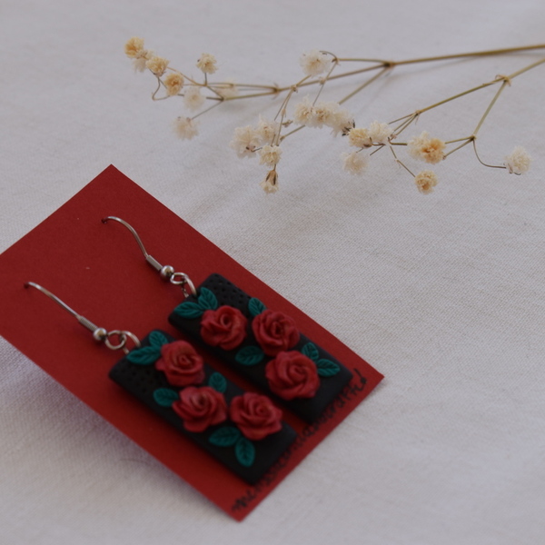 "Τριανταφυλλένια"- Χειροποίητα κρεμαστά σκουλαρίκια μαύρου χρώματος με τριαντάφυλλα από πολυμερικό πηλό (4εκ.) (ατσάλι) - πηλός, λουλούδι, μικρά, ατσάλι, boho, κρεμαστά, γάντζος - 5