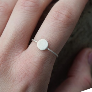 Λεπτό δαχτυλίδι με μικρό δίσκο ασήμι 925 - μικρά, ασήμι, σταθερά, φθηνά, boho, γεωμετρικά σχέδια, βεράκια